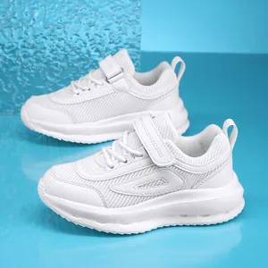 Sneakers in mesh bianco traspirante per bambini con chiusura a strappo e lacci