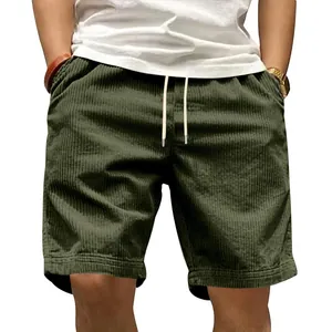 Detail van de olijfgroene corduroy shorts met trekkoord in de taille en losse pasvorm