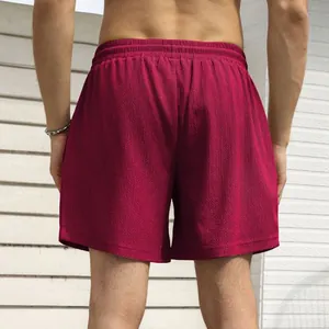 Achteraanzicht van bordeauxrode sportshort voor heren, sneldrogend met dubbele laag