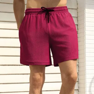 Detailopname van bordeauxrode heren sportshort met trekkoord en sneldrogende stof.