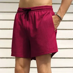 Close-up detail van de rode dubbellaagse sportshort met een zwart trekkoord