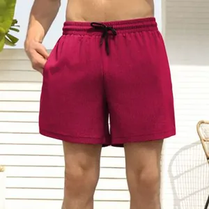 Detail van bordeauxrode sneldrogende mesh sportshorts voor heren met zwart trekkoordje