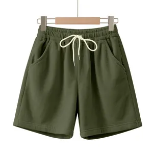 Detail van een corduroy short voor heren met een elastische taille en wit koord