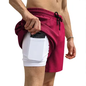 Detail van herensportshorts met een handige telefoonzak in de zachte binnenvoering