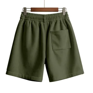 Achteraanzicht van olijfgroene ribfluwelen herenshort met elastische taille en zak.