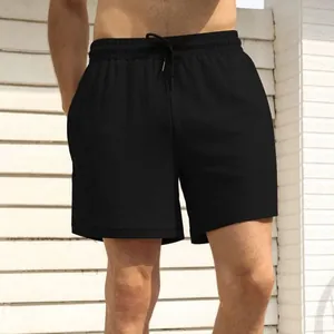 Detail van zwarte sneldrogende sportshort met getextureerde stof en een trekkoord