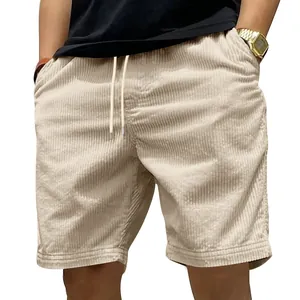 Detailopname van beige corduroy strandshort voor heren met trekkoord en losse pasvorm.