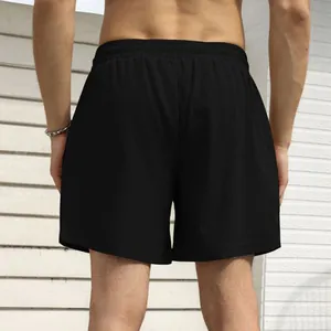 Achteraanzicht van de zwarte sneldrogende sportshort voor heren met textuurdetail
