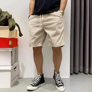 Detailweergave van de beige corduroy herenshort met trekkoord op een staand model