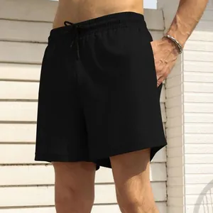 Detail van zwarte herensportshort met trekkoord in de taille en geweven textuur