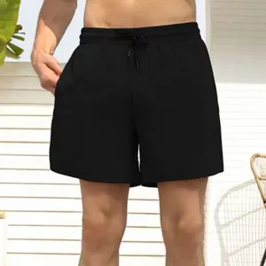 Detailopname van zwarte sportshorts voor heren met elastische taille en trekkoord