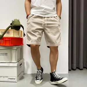 Short en velours côtelé blanc cassé pour homme, coupe droite décontractée, style streetwear.