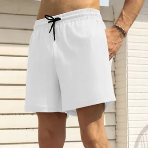 Detailopname van witte sneldrogende sportshorts met geweven textuur en zwart koord