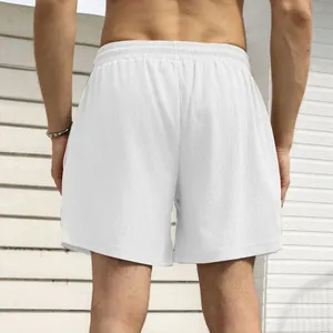 Achteraanzicht van witte sneldrogende sportshort voor heren met geweven textuur