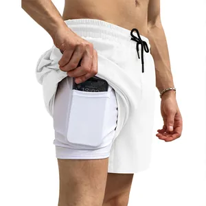 Detail van de witte 2-in-1 sportshort voor heren met ingebouwde telefoonzak op de voering.
