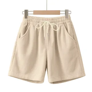 Gedetailleerde weergave van beige heren corduroy korte broek aan een houten kledinghanger