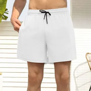 Detail van witte sneldrogende sportshorts voor heren met zwart trekkoord voor de zomer