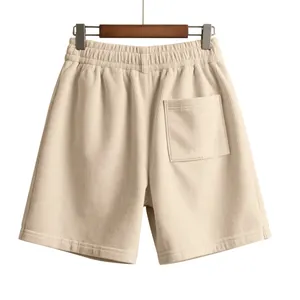 Achteraanzicht van beige corduroy herenshort met elastische taille en achterzak