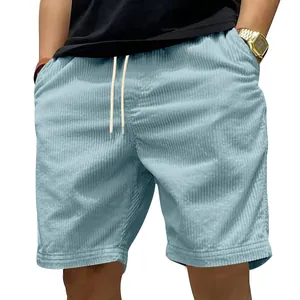 Detailweergave van lichtblauwe corduroy stof op heren strandshort met trekkoord