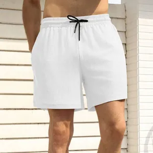 Gedetailleerd overzicht van witte getextureerde sportshorts met verstelbaar trekkoord.
