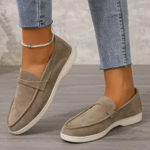 Lässige khakifarbene Wildleder-Loafer für Damen mit bequemer weißer flacher Sohle