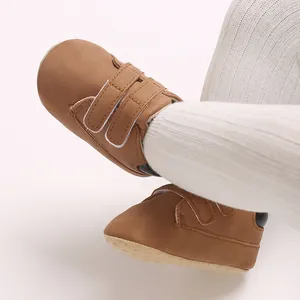 Gros plan de chaussures marron pour bébés avec bandes velcro et semelles antidérapantes