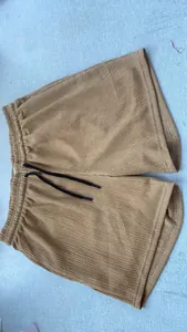 Detailweergave van de kaki sneldrogende herensportshort van geweven textuurstof