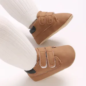 Vue détaillée de baskets pour bébé marron à semelle souple avec double bride velcro