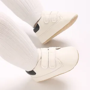 Vue détaillée de baskets pour bébé blanc cassé avec bandes auto-agrippantes sur un bébé