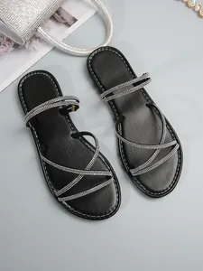 Elegantes sandalias planas negras con tiras de diamantes de imitación en set chic