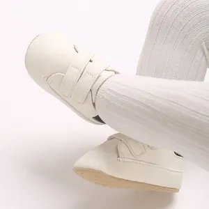 Gros plan de chaussures de sport blanc cassé à scratch pour bébés garçons de 0 à 1 an