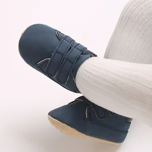 Gros plan sur des chaussures de marche bleu marine pour petit garçon avec velcro