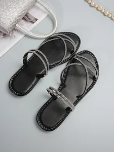 Vista superior de sandalias planas negras para mujer con elegantes tiras de diamantes