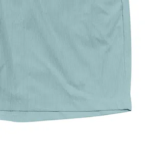 Detailopname van lichtblauwe corduroy stof met zoom en verticale geribbelde textuur