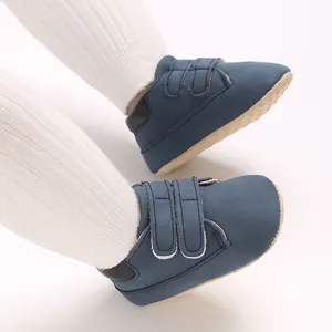Gros plan de baskets bébé bleu foncé avec brides velcro pour 0-1 an