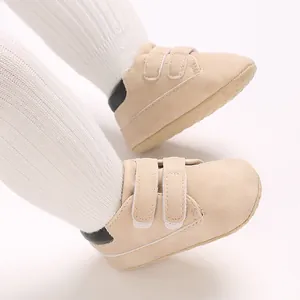 Détail de baskets beiges pour bébé avec sangles velcro pour nourrissons de 0-1 an.