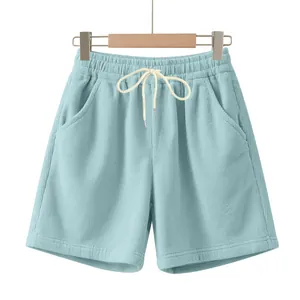 Detail van lichtblauwe corduroy shorts met trekkoord, elastische taille en zakken