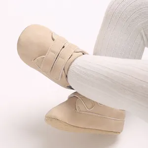 Vue détaillée de chaussures souples pour bébé beiges avec double bande velcro