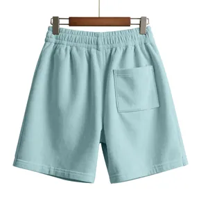 Gedetailleerd achteraanzicht van de lichtblauwe heren corduroy shorts met opgestikte zak