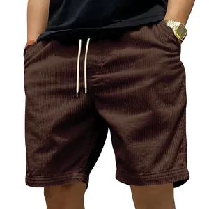 Gedetailleerd overzicht van de bruine corduroy strandshort voor heren met een trekkoord