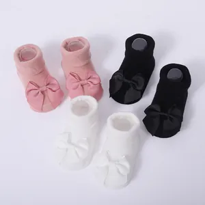Tres pares de calcetines para bebé con lazos decorativos grandes en rosa negro y blanco