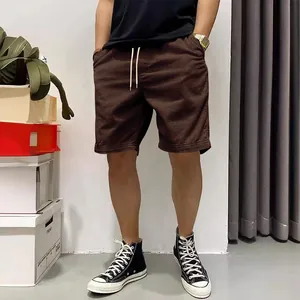 Vue détaillée du short d'été en velours côtelé marron pour hommes avec cordon de serrage