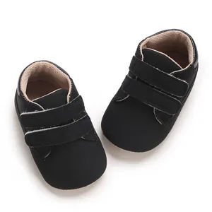Vue détaillée de baskets noires pour bébé garçon avec double velcro, pour les 0-1 an