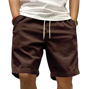 Detailopname van bruine corduroy strandshorts voor heren met trekkoord en losse pasvorm