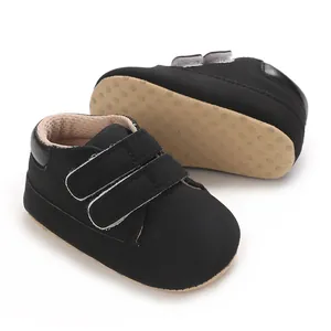 Détail de baskets noires pour bébé avec fermeture velcro et semelle souple antidérapante