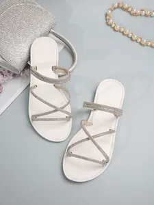 Elegantes sandalias planas blancas con correas cruzadas de diamantes de imitación para verano
