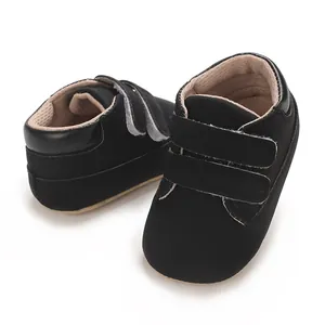 Chaussures de sport noires minimalistes pour bébé avec semelle souple et velcro