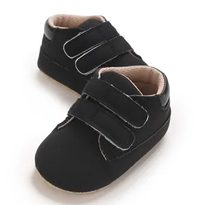 Vue détaillée des baskets noires pour bébés avec double fermeture velcro pour un enfilage