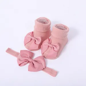 Set de calcetines y diadema rosa para bebé con lazos acanalados grandes y diseño elegante