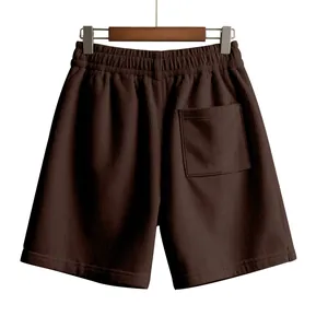 Achteraanzicht van bruine corduroy herenshort met een enkele achterzak erop.